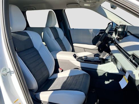 New 2025 Mitsubishi Outlander SE image 29