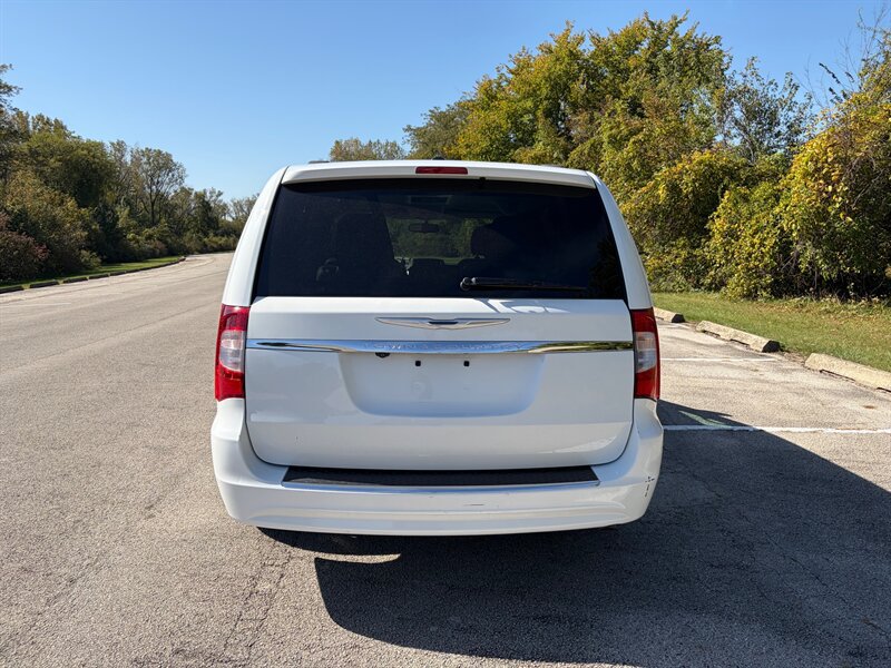 Used 2015 Chrysler Town & Country Touring w/ Driver Convenience Group FWD image 4