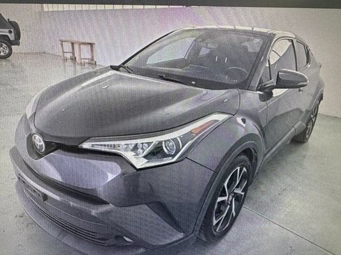 Used 2018 Toyota C-HR XLE FWD image 3