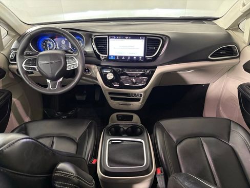 Used 2023 Chrysler Pacifica Touring-L FWD image 32