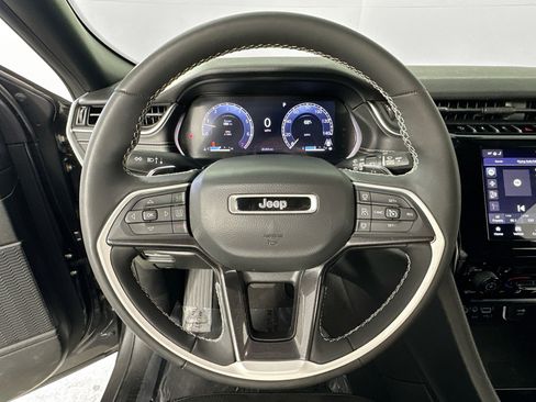 Used 2023 Jeep Grand Cherokee L Laredo image 11