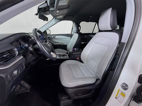 Used 2021 Ford Explorer XLT w/ Equipment Group 202A image 11