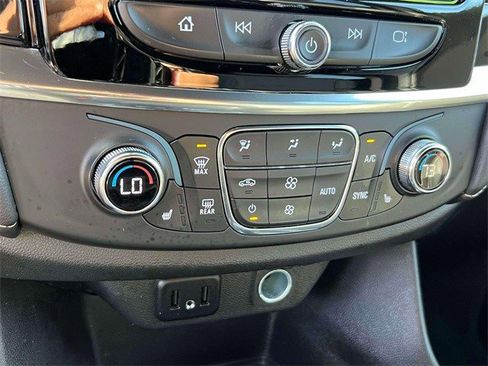 Certified 2023 Chevrolet Traverse LT w/ Rear Camera Mirror Package image 2