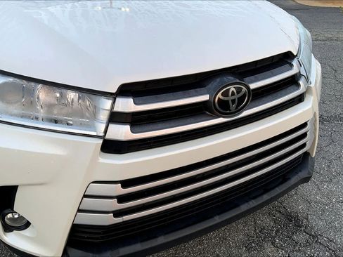 Used 2019 Toyota Highlander XLE FWD image 29