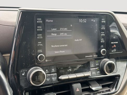 Used 2021 Toyota Highlander XLE FWD image 11