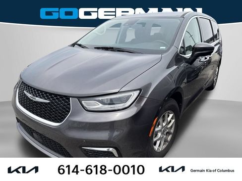 Used 2023 Chrysler Pacifica Touring-L FWD image 1