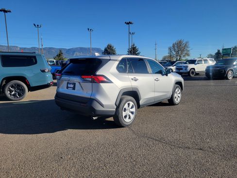 Used 2024 Toyota RAV4 LE AWD/4WD image 4
