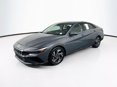 Used 2025 Hyundai Elantra SEL FWD image 3