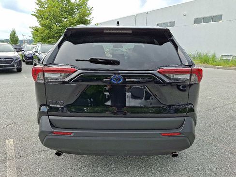 Used 2022 Toyota RAV4 LE image 5