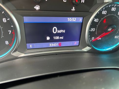 Used 2022 Chevrolet Traverse LT image 2