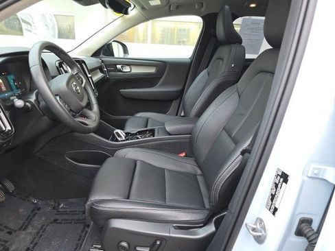 Certified 2024 Volvo XC40 B5 Plus w/ Climate Package image 26