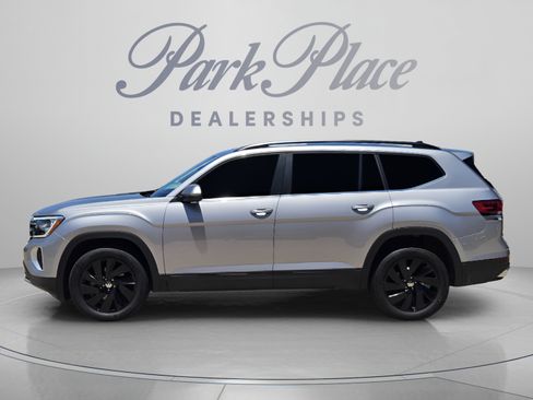 Used 2024 Volkswagen Atlas SE FWD image 2