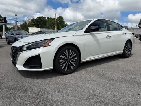 Used 2024 Nissan Altima 2.5 SV FWD image 9