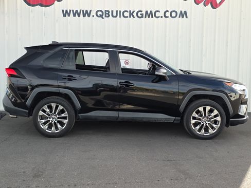 Used 2021 Toyota RAV4 XLE Premium image 11