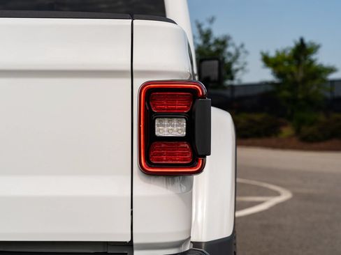 Used 2022 Jeep Gladiator Rubicon w/ LED Lighting Group AWD/4WD image 15