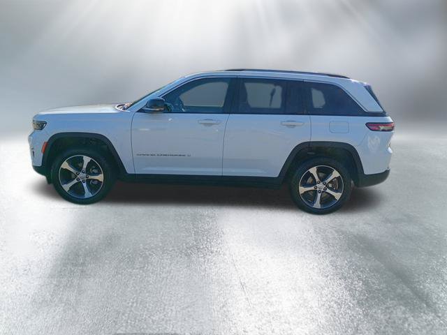 Used 2023 Jeep Grand Cherokee Limited AWD/4WD image 2