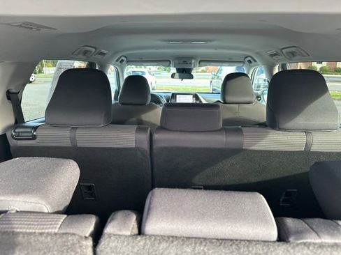 Used 2024 Toyota Highlander LE image 19