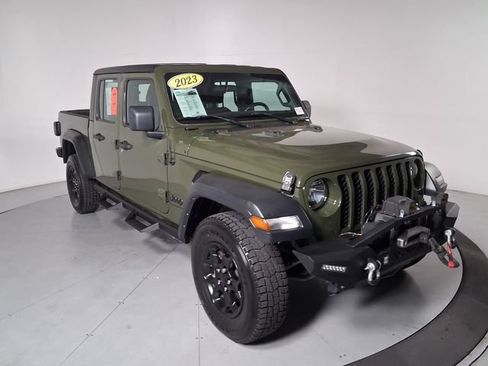 Used 2023 Jeep Gladiator Sport w/ Off Road Group AWD/4WD image 2