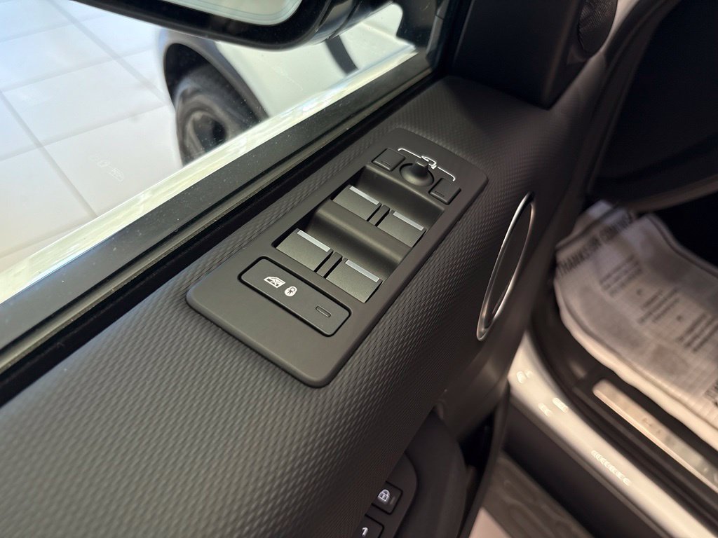Used 2025 Land Rover Discovery Dynamic SE AWD/4WD image 48