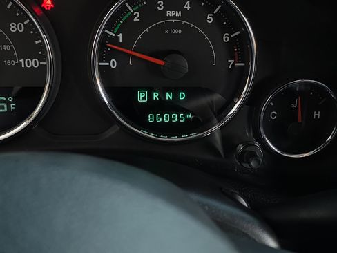 Used 2015 Jeep Wrangler Unlimited Rubicon w/ Connectivity Group image 18