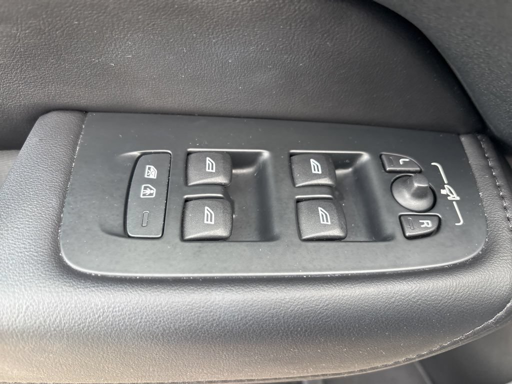Certified 2023 Volvo XC60 B5 Plus w/ Climate Package AWD/4WD image 18