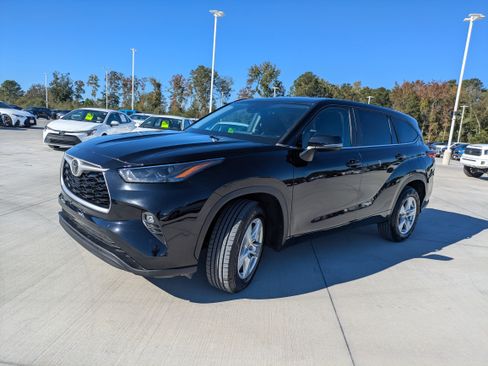 Certified 2023 Toyota Highlander LE image 3