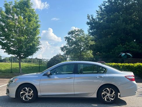 Used 2017 Honda Accord LX image 2
