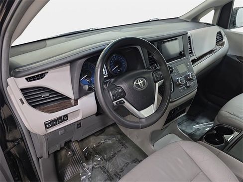 Used 2017 Toyota Sienna XLE Premium image 16