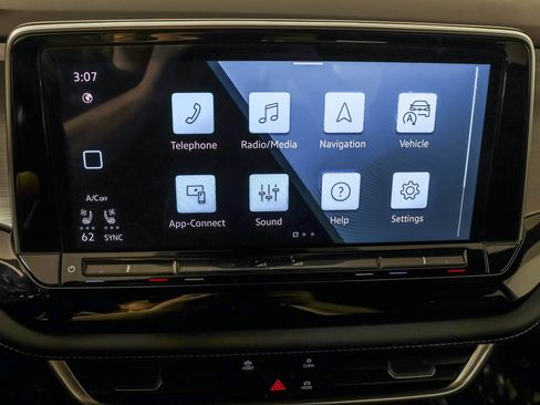 Used 2024 Volkswagen Atlas Cross Sport SE image 28