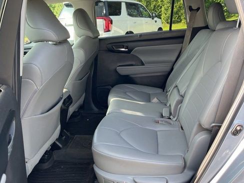 Used 2021 Toyota Highlander XLE FWD image 11