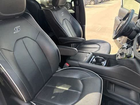 Used 2022 Chrysler Pacifica Limited w/ Uconnect Theater Family Group AWD/4WD image 26