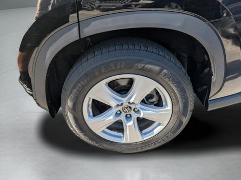 Used 2021 Toyota Highlander LE image 39