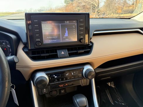 Used 2019 Toyota RAV4 LE image 16