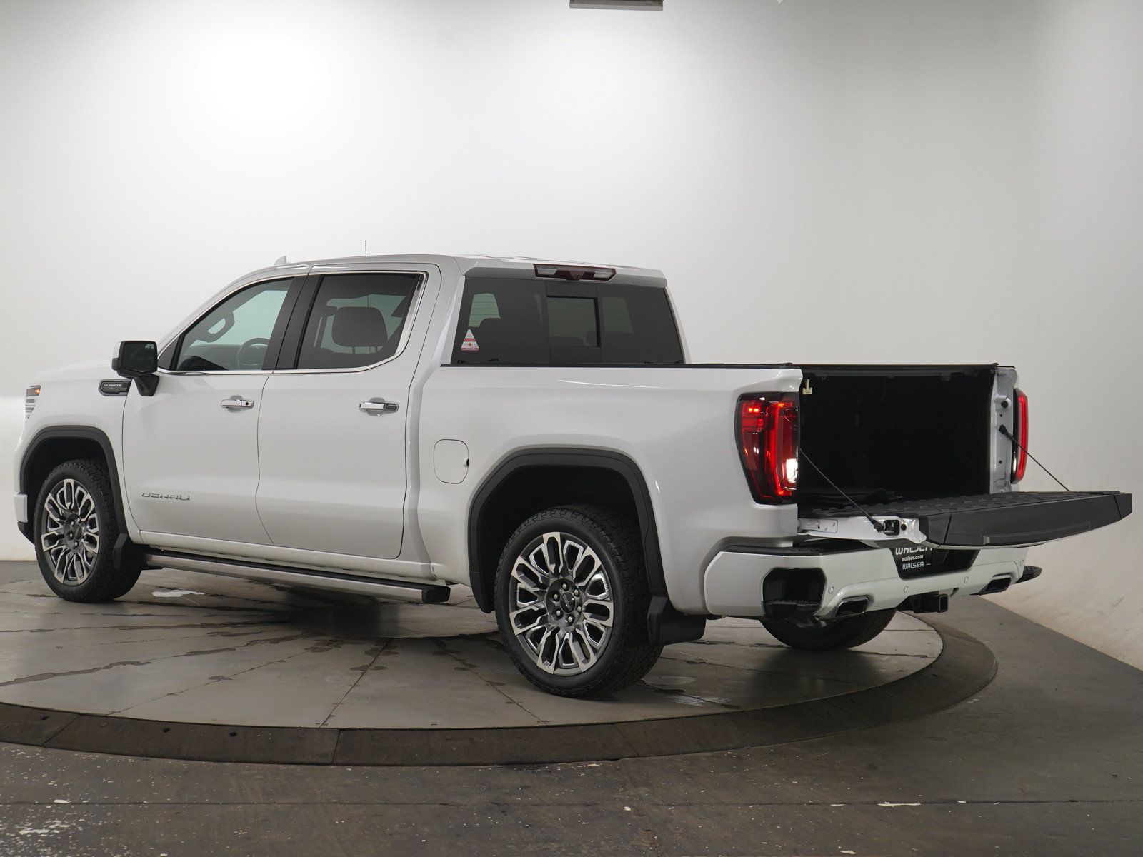 Used 2023 GMC Sierra 1500 Denali Ultimate AWD/4WD image 9