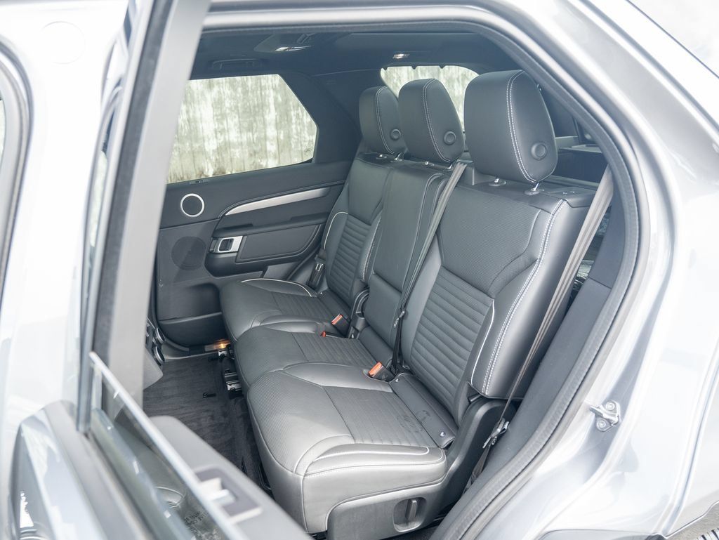Used 2024 Land Rover Discovery Dynamic SE AWD/4WD image 35
