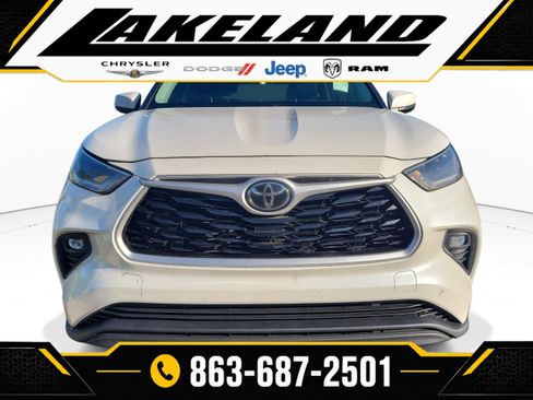 Used 2021 Toyota Highlander LE FWD image 2