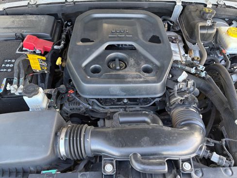 Used 2023 Jeep Wrangler Unlimited Sahara AWD/4WD image 30