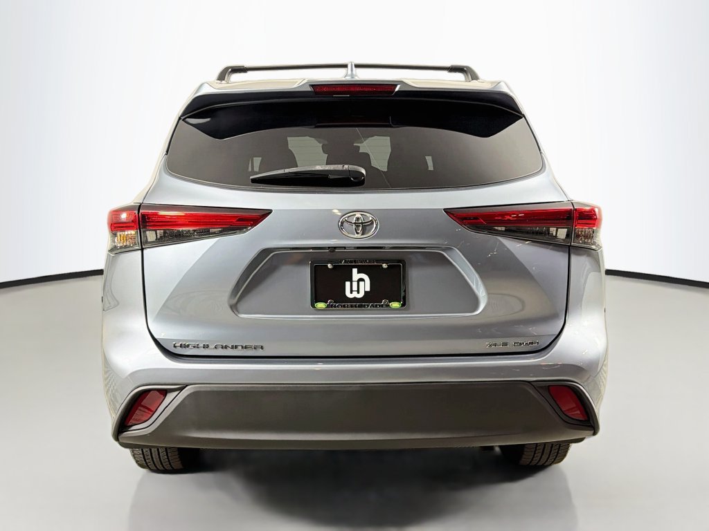 Used 2021 Toyota Highlander XLE AWD/4WD image 6