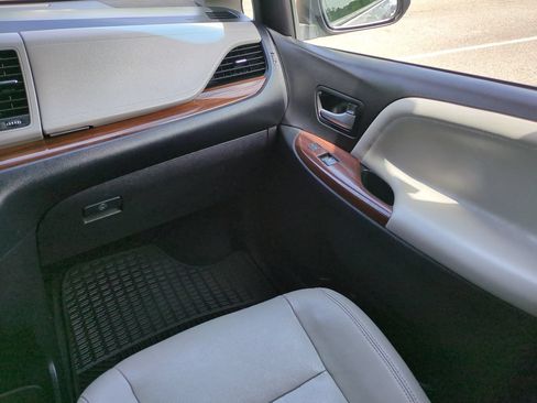 Used 2017 Toyota Sienna Limited Premium FWD image 17