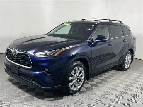 Used 2024 Toyota Highlander Limited image 3