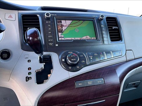 Used 2014 Toyota Sienna XLE image 34