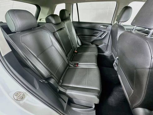 Used 2018 Volkswagen Tiguan SE AWD/4WD image 35