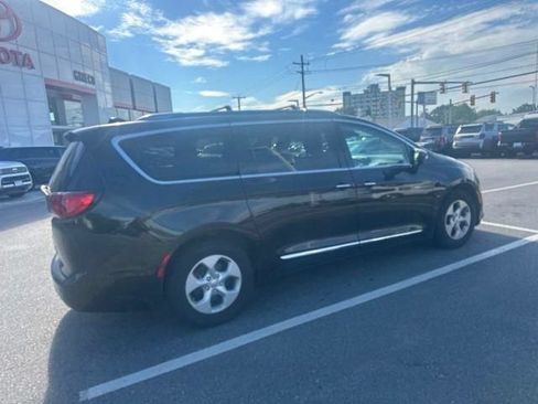Used 2017 Chrysler Pacifica Touring-L Plus w/ Advanced Safetytec Group FWD image 4