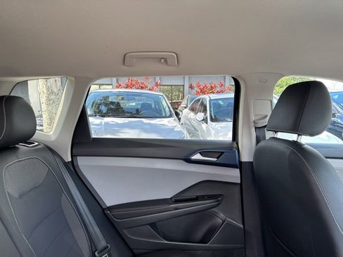 Used 2024 Volkswagen Taos SE image 14