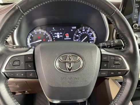 Used 2021 Toyota Highlander XLE image 16
