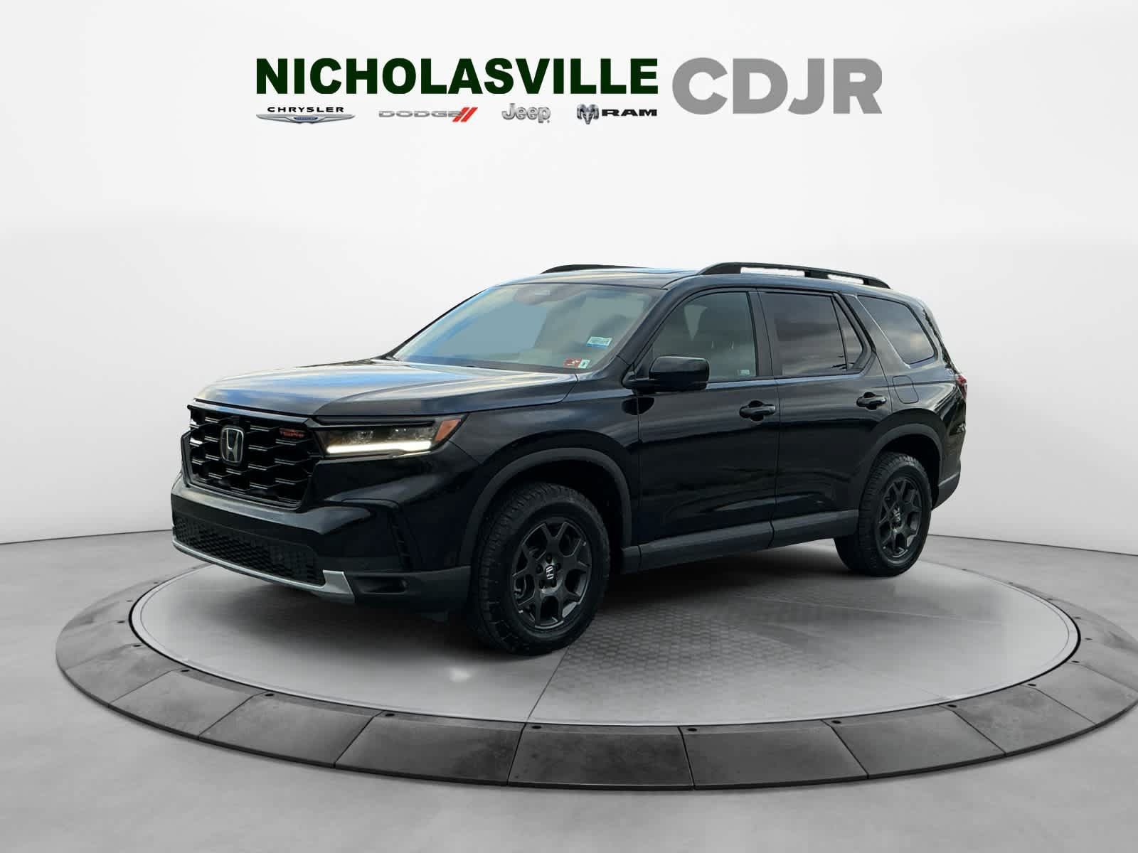 Used 2025 Honda Pilot TrailSport image 1