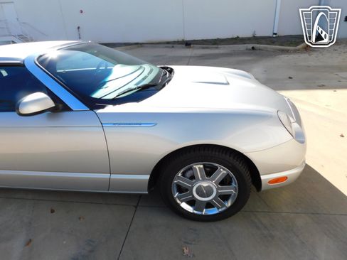 Used 2005 Ford Thunderbird image 36