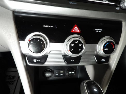 Used 2019 Hyundai Elantra SE FWD image 12