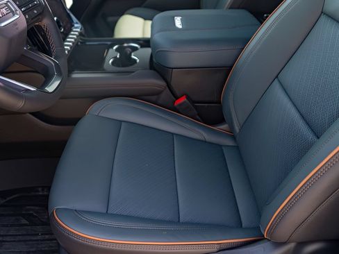 New 2026 GMC Yukon XL AT4 w/ AT4 Premium Package AWD/4WD image 9