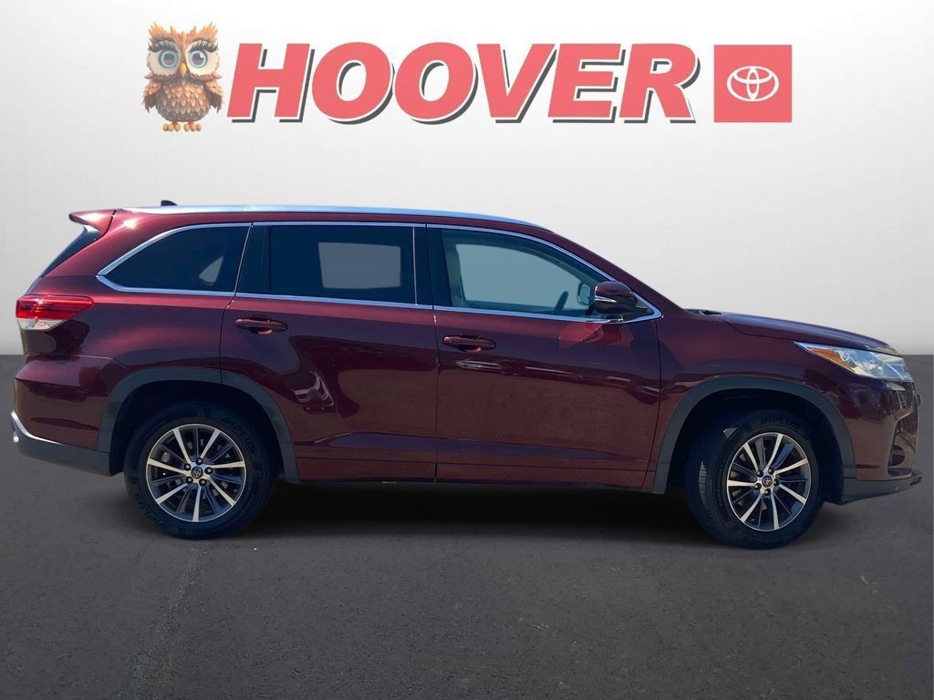Used 2017 Toyota Highlander XLE FWD image 2